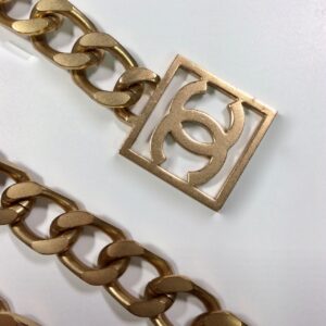 Cinturón dorado de Chanel